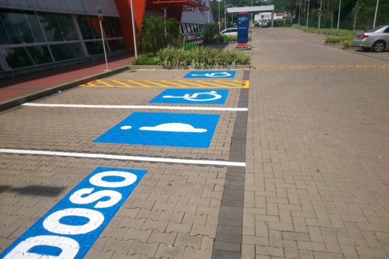 Vaga de estacionamento para deficientes e idosos e direito garantido por lei 3 768x512 11